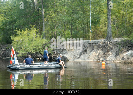 Un plongeur avec la station navale de Mayport Explosive Ordnance Disposal recherche dans la Division de la rivière Ogeechee 2,75 pouces rockets. Les résidents locaux ont été de trouver les quarante ans des roquettes près d'une rampe de mise à l'populaires et une zone de baignade. L'équipe de plongée est à l'aide de sonar pour faire un balayage détaillé de la rivière fond où les rockets ont été trouvés. (U.S. Photo de la marine/Mass Communication Specialist Seaman Dmitry Chepusov) Rocket Recherchez 54541 Banque D'Images