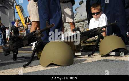 Le fils d'un marin affecté à la Pearl Harbor, Oliver Hazard Perry-class frigate USS Reuben James s'assoit à côté de deux mitrailleuses M-240B comme le navire quitte la station navale Pearl Harbor lors d'une croisière d'une journée de la famille et amis. Plus de 150 amis et membres de la famille étaient à bord pour la croisière de jour et a observé un canon de 25 mm, tige enfilé l'équipement de lutte contre les incendies et ont participé à un pique-nique sur la plage de l'acier. Fils de marin yeux mitraillettes durant USS Reuben James famille et amis croisière de 24 119056 Banque D'Images