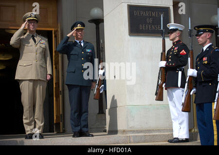 100805-N-0696M-021 Chef de l'état-major des adm. Mike Mullen, U.S. Navy, se félicite de Commandant suprême des forces armées suédoises Le Général Sverker Goranson au Pentagone le 5 août, 2010. DoD photo de Maître de 1re classe Chad J. McNeeley, Marine américaine. L'amiral Mullen (1992) et Général g  % % % % % % % %C3 % % % % % % % %B6ranson Banque D'Images