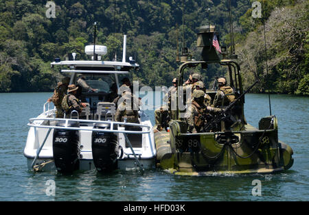 SANTO TOMAS DE CASTILLA, le Guatemala (18 mars 2013) Les marins de la Marine américaine et la marine des Forces spéciales guatémaltèques effectuer une manœuvre de remorquage de la hanche sur l'eau au cours de la gare du sud de partenariat (SPS) 2013. SPS est menée aux États-Unis 4ème flotte domaine de responsabilité et est conçu pour renforcer les capacités civiles et maritimes avec les pays partenaires dans les Caraïbes et en Amérique centrale et du Sud. (U.S. Photo de l'Armée de l'air par le sergent. Ashley Hyatt/libéré) 130318-F-WH920-203 http://www.facebook.com/USNavy http://www.twitter.com/USNavy la conversation Inscrivez-vous http://navylive.dodlive.mil marins et Guat Banque D'Images