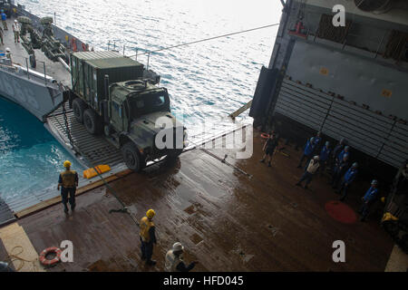 140203-N-IC565-475 Okinawa, Japon (fév. 3, 2014) marins et Marines charger des provisions d'une barge de débarquement (LCU) véhicule utilitaire dans la partie inférieure de la zone du véhicule Austin-classe de transport amphibie USS Denver dock (9 LPD). Denver est attribué à l'Bonhomme Richard Groupe amphibie et est en train de mener des opérations dans la 7e Flotte des États-Unis zone de responsabilité. (U.S. Photo par marine Spécialiste de la communication de masse 3 classe Bradley J. Gee/libéré) marins et Marines fournitures 140203 charge-N-IC565-475 Banque D'Images