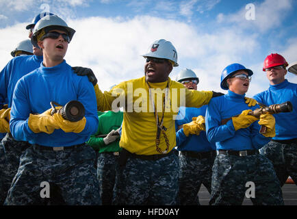 161116-N-VN584-330 SAN DIEGO (nov. 16, 2016) Formation à la lutte contre l'incendie des marins sur le pont du porte-avions USS Theodore Roosevelt (CVN 71) au cours d'un exercice général quarts. Le navire est amarré et homeported à San Diego alors que l'objet d'un entretien planifié de disponibilité. (U.S. Photo par MARINE MATELOT Alex Corona/relâchée)161116-N-VN584-330 Inscrivez-vous à la conversation : http://www.navy.mil/viewGallery.asp http://www.facebook.com/USNavy http://www.twitter.com/USNavy http://navylive.dodlive.mil http://pinterest.com https://plus.google.com marins conduite train lutte contre l'incendie Banque D'Images