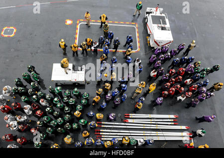 Les marins se rassemblent pour forer un grand nombre de blessés sur le pont du porte-avions USS Nimitz (CVN 68). La perceuse, composé d'un écrasement d'avion sur la plage arrière du navire, impliqués d'envol et du personnel de soutien qui travaillent ensemble pour lutter contre la victime. Nimitz a récemment commencé à prendre part à l'Assemblée Exercice Rim of the Pacific (RIMPAC), le plus grand exercice maritime international. (U.S. Photo par marine Spécialiste de la communication de masse de la classe 3ème Jacob Milner) conduite des marins à bord de forage de Nimitz 120612-N-RU628-011 Banque D'Images