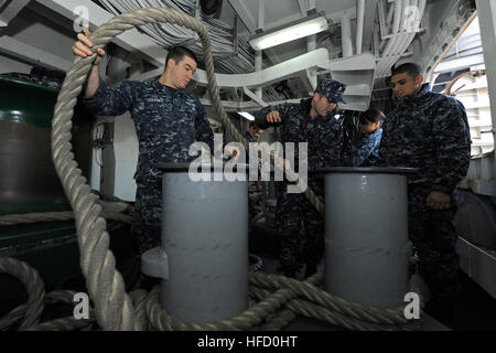 SASEBO, Japon (Janv. 24, 2013) Les marins affectés au navire d'assaut amphibie USS Bonhomme Richard (DG 6) Gérer les amarres à mesure que le navire est en cours en vue d'intégration formation amphibie (ACI), l'exercice de certification (CERTEX), et l'exercice d'entraînement interarmées multinational annuel Gold Cobra. Le Bonhomme Richard de l'avant-déployée groupe amphibie est actuellement à la 7ème flotte américaine zone d'opérations. Spécialiste de la communication de masse (Michael 3ème classe Achterling/libérés) 130124-N-BJ178-046 Inscrivez-vous la conversation http://www.facebook.com/USNavy http://www.twitter.com Banque D'Images