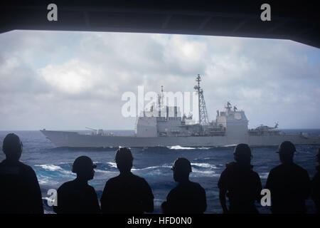 Mer Méditerranée (27 juin 2016) marins regarder par la porte de hangar du porte-avions USS Dwight D. Eisenhower (CVN 69) qu'il tire à côté du croiseur lance-missiles USS San Jacinto (CG 56) en préparation d'un ravitaillement en mer. Dwight D. Eisenhower, le navire amiral de l'Eisenhower, le Groupe mène des opérations navales dans la sixième flotte américaine zone d'opérations à l'appui de la sécurité nationale des États-Unis en Europe. (U.S. Photo par marine Spécialiste de la communication de masse Seaman Apprentice Joshua Murray/libérés) 160627-N-WC455-050 Inscrivez-vous à la conversation : http://www.navy. Banque D'Images