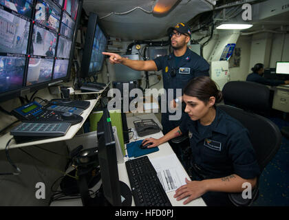 Océan Pacifique (nov. 12, 2016) Maître de 1re classe Justin Farrow, gauche et droit, Français Skylar Seaman, surveiller le porte-avions USS Carl Vinson (CVN 70) vidéo en provenance de la station d'expédition de sécurité. Le Carl Vinson Strike Group est actuellement en cours d'exercice de l'unité de formation composite en préparation pour un prochain déploiement. (U.S. Photo par MARINE MATELOT Daniel P. Jackson/Norgart)Parution 161112-N-UD666-129 Inscrivez-vous à la conversation : http://www.navy.mil/viewGallery.asp http://www.facebook.com/USNavy http://www.twitter.com/USNavy http://navylive.dodlive.mil http://pinterest.com ht Banque D'Images