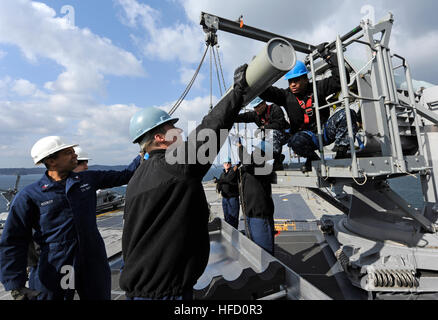 SASEBO, Japon (Janv. 24, 2013) 2ème classe Controlman ) Fire Scott Hornby, à gauche, et Fire Controlman 3e classe Richard Harrell, tous deux assignés à l'assaut amphibie USS Bonhomme Richard (DG 6), la poignée d'une jante-116A Rolling Airframe Missile alors qu'il est descendu dans un étui de rangement. Le Bonhomme Richard de l'avant-déployée groupe amphibie est actuellement à la 7ème flotte américaine zone d'opérations. Spécialiste de la communication de masse (Michael 3ème classe Achterling/libérés) 130124-N-BJ178-128 http://www.facebook.com/USNavy http://www.twitter.com/USNavy la conversation Inscrivez-vous http://navylive.do Banque D'Images