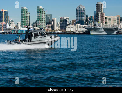 SAN DIEGO (fév. 6, 2013) marins affectés à la région de la Marine commandant de patrouille de Southwest Harbor retour à la base navale de San Diego à partir d'un transit de grande valeur dans la baie de San Diego. (U.S. Photo par marine Spécialiste de la communication de masse Seaman Apprentice Conor Minto/libérés) 130206-N-VO234-023 http://www.facebook.com/USNavy http://www.twitter.com/USNavy la conversation Inscrivez-vous http://navylive.dodlive.mil patrouille les marins de la baie de San Diego. (8475347293) Banque D'Images