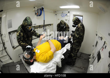 SAN DIEGO (fév. 7, 2013) Les marins à bord de la station de transport amphibie USS San Diego (LPD 22) conduisent leur premier test de l'équipage du navire-brancard de décontamination lors d'une station capable d'armes chimiques, biologiques ou radiologiques (CBR). San Diego est le premier navire de la classe San Antonio- de recevoir ces modifications et décontaminer avec succès du personnel blessé dans un scénario de formation un grand nombre de blessés. (U.S. Photo par marine Spécialiste de la communication de masse en chef Holly Gray/libérés) 130207-N-LI693-027 http://www.facebook.com/USNavy http://www.twitter.com/USNavy la conversation Inscrivez-vous http://navylive Banque D'Images