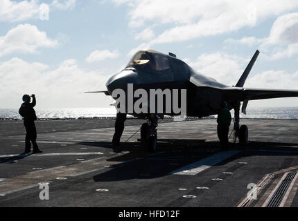 Océan Pacifique (nov. 1, 2016) marins préparer un F-35B Lightning II pour le ravitaillement des avions sur le pont d'envol du navire d'assaut amphibie USS America (LHA 6). Le F-35B à décollage/atterrissage vertical (ADCAV) est le premier avion furtif STOVL supersoniques. L'Amérique, avec Marine Test de fonctionnement et d'évaluation (1 Escadron VMX-1), Marine Fighter Attack Squadron 211 (VMFA-211) et Test à l'air et de l'évaluation (23 Escadron VX-23) s'est lancé, sont en cours d'essais opérationnels et la troisième phase de l'essai de développement pour le F-35B Lightning II, respectivement. Les tests Banque D'Images