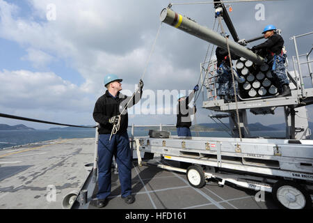 SASEBO, Japon (Janv. 24, 2013) 2ème classe Controlman Incendie Scott Hornby, affecté à l'assaut amphibie USS Bonhomme Richard (DG 6), traite une ligne guide les marins tandis que retirer un RIM-116A Rolling Airframe Missile à partir de son lancement. Le Bonhomme Richard de l'avant-déployée groupe amphibie est actuellement à la 7ème flotte américaine zone d'opérations. Spécialiste de la communication de masse (Michael 3ème classe Achterling/libérés) 130124-N-BJ178-114 http://www.facebook.com/USNavy http://www.twitter.com/USNavy la conversation Inscrivez-vous http://navylive.dodlive.mil marins déposer un missile d'un vête Banque D'Images