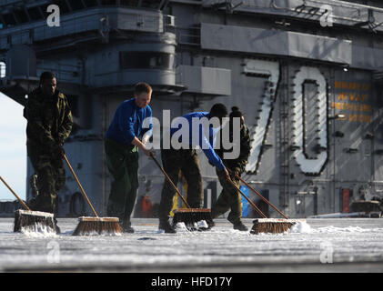 Océan Pacifique (fév. 3, 2013) marins participer à une lutte exercice lave-pont à bord du porte-avions USS Carl Vinson (CVN 70). Carl Vinson est en cours effectuer les essais en mer comme la dernière étape d'une période de six mois supplémentaires prévues disponibilité. (U.S. Photo par marine Spécialiste de la communication de masse 2e classe Timothy Hazel/libérés) 130203-N-TZ605-978 http://www.facebook.com/USNavy http://www.twitter.com/USNavy la conversation Inscrivez-vous http://navylive.dodlive.mil marins frotter le pont du USS Carl Vinson. (8448065906) Banque D'Images