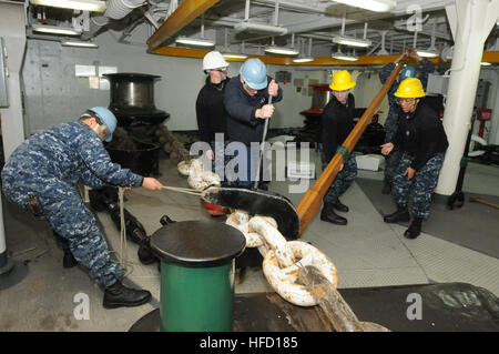 SASEBO, Japon (Janv. 24, 2013) Les marins du service du pont du navire d'assaut amphibie USS Bonhomme Richard (DG 6) engager une grève sauvage pour le côté tribord au cours de la chaîne d'ancre d'Anchorage. Bonhomme Richard participera à une formation sur l'intégration des amphibies (ACI) et l'exercice de certification (CERTEX) et participera également à la formation interarmées multinational annuel exercice Cobra Gold. Bonhomme Richard fonctionne dans la 7e Flotte des États-Unis zone de responsabilité. (U.S. Photo par marine Spécialiste de la communication de masse 2e classe Jerome D. Johnson/libérés) 130124-N-VA915-072 Rejoindre les conv Banque D'Images