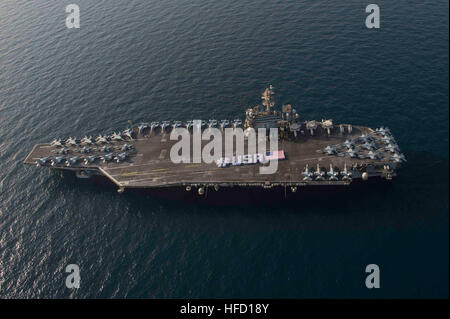 Le Golfe Arabique (28 juin 2015) - Les Marins préciser # USA avec le drapeau américain sur le pont du porte-avions USS Theodore Roosevelt (CVN 71) en l'honneur de la nation du prochain week-end du Jour de l'indépendance. Theodore Roosevelt est déployé sur le 5e flotte américaine zone d'opérations dans le cadre de Theodore Roosevelt Groupe aéronaval d'appui à l'opération d'opérations inhérentes à résoudre, dans l'Iraq et la Syrie comme dirigé, les opérations de sécurité maritime et le théâtre de la coopération en matière de sécurité dans la région. (U.S. Photo par marine Spécialiste de la communication de masse de la classe 3ème Jackie Hart/libéré) 150628-N-V Banque D'Images