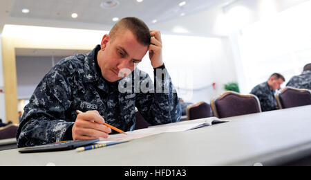 Spécialiste culinaire 2e classe Jeffery Petersen, de Coeur d'Alene, Idaho, du porte-avions USS Nimitz (CVN 68) prend l'échelle de l'examen d'avancement de la marine à bord Station Navale Everett. (U.S. Photo par marine Spécialiste de la communication de masse 2e classe Robert Winn) marins prendre examen promotion 130307-N-HN953-020 Banque D'Images