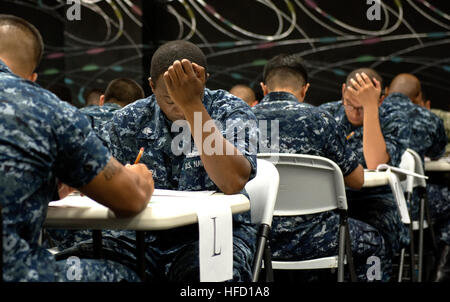 YOKOSUKA, Japon (sept. 5, 2013) 2e classe sous-officiers affectés à diverses commandes de la flotte à Yokosuka prendre les activités à l'échelle de la Marine maître de 1ère classe avancement de l'examen. L'examen évalue les marins sur le taux de base et les connaissances militaires professionnels offrant aux marins la possibilité d'avancement. (U.S. Photo par marine Spécialiste de la communication de masse 3e classe David Jordan/libérés) 130905-N-ZZ999-055 http://www.navy.mil/viewGallery.asp http://www.facebook.com/USNavy la conversation Inscrivez-vous http://www.twitter.com/USNavy http://navylive.dodlive.mil http://pinterest.com https Banque D'Images