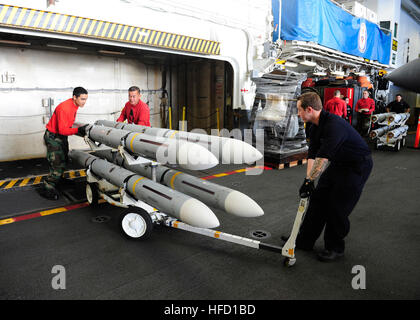 Océan Pacifique (fév. 24, 2016) Les marins affectés au transport d'armes ministère RIM-7P missiles Sea Sparrow l'OTAN dans la zone à bord de navire d'assaut amphibie USS Boxer (DG 4). Plus de 4 500 marins et Marines du groupe amphibie Boxer, 13e Marine Expeditionary Unit (MEU) 13e équipe sont en ce moment en transit dans l'océan pacifique vers la 7ème Flotte américaine zone d'opérations au cours d'un déploiement prévu. (U.S. Photo par marine Spécialiste des communications de masse 2e classe Jose Jaen/libérés) 160224-N-VD165-009 Inscrivez-vous à la conversation : http://www.navy.mil/viewGallery.asp http://www.facebook.com/ Banque D'Images