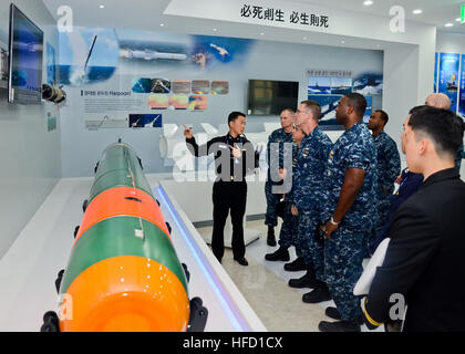 150316-N-YM720-068 JINHAE, République de Corée (16 mars 2015) marins affectés à l'adjudication du sous-marin USS Frank (40) visite guidée de la base navale de Jinhae, 16 mars. Frank, l'avant déployés dans l'île de Guam, procède à l'entretien et du soutien des sous-marins et navires de surface déployés dans la 7e Flotte des États-Unis et de la zone de responsabilité est en ce moment sur un service en cours de période. (U.S. Photo par marine Spécialiste de la communication de masse matelot Allen Michael McNair/libérés) visite de marins de la base navale de Jinhae 150316-N-YM720-068 Banque D'Images