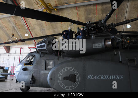 L'équipage de l'hélicoptère affecté à l'escadron 15 de la mine, fixer une pale de rotor à la tête de rotor d'un MH-53E Sea Dragon à la station navale des États-Unis à Guantanamo Bay, l'aérodrome le 1 février. HM-15, c'est à Guantanamo soutien à l'opération Réponse unifiée à la suite du séisme de magnitude 7,0 en Haïti, le 12 janvier. Hélicoptère marin fixe utilisés dans Haiti relief efforts 249258 Banque D'Images