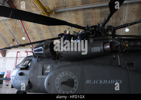 L'équipage de l'hélicoptère affecté à l'escadron 15 de la mine, fixer une pale de rotor à la tête de rotor d'un MH-53E Sea Dragon à la station navale des États-Unis à Guantanamo Bay, l'aérodrome le 1 février. HM-15, c'est à Guantanamo soutien à l'opération Réponse unifiée à la suite du séisme de magnitude 7,0 en Haïti, le 12 janvier. Hélicoptère marin fixe utilisés dans Haiti relief efforts 249254 Banque D'Images