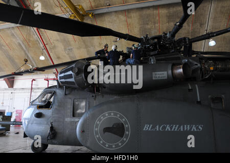 L'équipage de l'hélicoptère affecté à l'escadron 15 de la mine, fixer une pale de rotor à la tête de rotor d'un MH-53E Sea Dragon à la station navale des États-Unis à Guantanamo Bay, l'aérodrome le 1 février. HM-15, c'est à Guantanamo soutien à l'opération Réponse unifiée à la suite du séisme de magnitude 7,0 en Haïti, le 12 janvier. Hélicoptère marin fixe utilisés dans Haiti relief efforts 249262 Banque D'Images