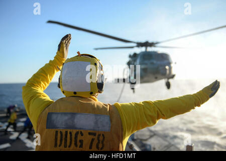 Mer Méditerranée (déc. 2, 2016) Maître de 2e classe Brantley Stephen Harper signale au pilote d'un MH-60 Seahawk, joint à l'Escadron d'hélicoptères de combat de la mer 28 (HSC-28), de l'envol des missiles de l'USS Porter (DDG 78). Porter, l'avant-déployé à Rota, Espagne, mène des opérations navales dans la sixième flotte américaine zone d'opérations à l'appui de la sécurité nationale des États-Unis en Europe. (U.S. Photo par Seaman marine Ford Williams/relâchée)161202-N-JI086-281 Inscrivez-vous à la conversation : http://www.navy.mil/viewGallery.asp http://www.facebook.com/USNavy http://www.twitter.com/USNa Banque D'Images