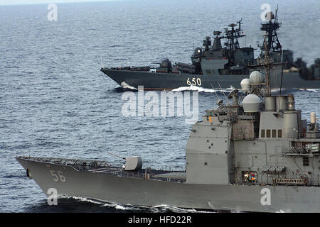 Le croiseur lance-missiles USS San Jacinto (CG 56), premier plan, et le destroyer de la marine russe, l'amiral Chabanenko (DDG 650) vapeur côte à côte dans la mer Méditerranée le 18 janvier 2008. Le San Jacinto se trouve dans la zone de responsabilité de la sixième flotte pour aider à améliorer la sécurité maritime et la sécurité. (U.S. Photo de la marine de guerre Aviation System Operator 2e classe Justin Phillips/libérés) et l'amiral Chabanenko San Jacinto Banque D'Images