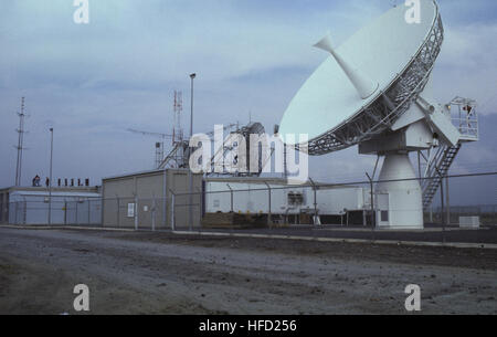 Les communications par satellite dish adjacent au centre de messages de la zone de communication de la Marine Station maître. Le plat a été érigée au début de 1987 et devrait entrer en ligne d'ici le printemps 1987. Satcom Naval Air Station Sigonella Italie 1987 DN-ST-87-04785 Banque D'Images