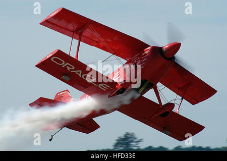 040924-N-0295M-030 Naval Air Station Oceana, Virginie (sept. 24, 2004) - pilote de classe mondiale Sean Tucker vole son équipe d'avions de voltige Oracle passé la foule lors de la '2004 dans la poursuite de la liberté, l' Naval Air Station Oceana Air Show. Deux fois au cours de sa performance, Tucker va voler l'avion en arrière, droit vers le bas, la queue-d'abord à plus de 100 mph. L'air show, qui a lieu du 24 au 26 septembre à l'honneur, avions civils et militaires de forces armées du pays, qui a fourni de nombreuses démonstrations en vol et de l'exposition statique. U.S. Navy photo by Photographer's Mate 2e classe Daniel J. McLain (libéré) Sean Tucker Banque D'Images