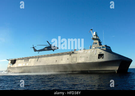 051209-N-7676W-013 de l'océan Pacifique (déc. 9, 2005) - Un hélicoptère MH-60S Seahawk, attribué à voilure tournante de la Marine affecté à l'un deux (HX-21), prépare à la terre à bord de mer Fighter (FSF-1) au cours de la certification d'envol au large de la côte de San Diego (Californie) financé par l'Office of Naval Research, Sea Fighter est un catamaran en aluminium à haute vitesse qui permet de tester une variété de technologies, ce qui permettra à la Marine de fonctionner plus efficacement en littoral ou les eaux du littoral. U.S. Navy photo de M. John F. Williams (libéré) Sea Fighter FSF-1 Banque D'Images