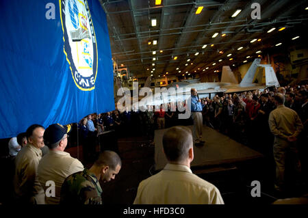 Secrétaire de la Marine l'Honorable Donald C. Winter offre ses remarques au cours d'un appel toutes les mains dans la zone à bord du porte-avions à propulsion nucléaire USS Enterprise (CVN 65). SECNAV est dans la zone de responsabilité du Commandement Central visiter marins et Marines. SECNAV à bord de l'USS Vicksburg 72113 Banque D'Images