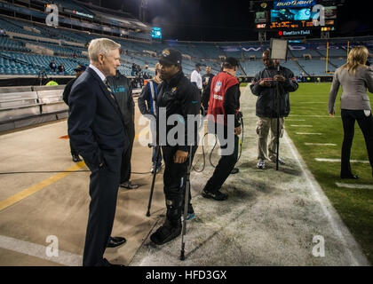 Secrétaire de la Marine l'honorable Ray Mabus parle avec Jacksonville Jaguars tournant retour Maurice Jones a appelé avant la NFL football match entre les Jacksonville Jaguars et les Indianapolis Colts à Jacksonville, en Floride, Claude s'est rendu au cours de la ville de Jacksonville et la semaine d'hommage de la vaillance, l'honneur des anciens combattants, militaires et de leurs familles. (U.S. Photo par marine Spécialiste de la communication de masse en chef Rasoirs Sam) Secrétaire de la Marine assiste à match de football au cours de la Semaine de la vaillance 121108-N-AC887-001 Banque D'Images