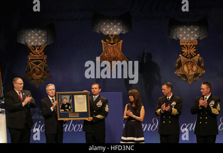 WASHINGTON (1 mars 2016) Secrétaire de la Marine (SECNAV) Ray Mabus, deuxième à gauche, remet la Médaille d'honneur de citation pour chef Special Warfare Operator (JOINT) Edward C. Byers Jr. lors d'une cérémonie d'intronisation au panthéon des héros Mardi, Mars 1, 2016 à l'Auditorium du Pentagone. Sont également présents, de gauche, sous-secrétaire de la Défense Robert O., Byers" femme, Madison Byers, chef des opérations navales (ONC) Adm. John Richardson et Master Chief Petty Officer de la Marine (MCPON) Mike Stevens. Byers a reçu la médaille d'Honneur par le président Barack Obama pour ses actions au cours de l'otage Banque D'Images