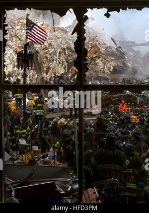 010914-N-3995K-007 New York, N.Y. (sept. 14, 2001) -- Les pompiers de la ville de New York devant le drapeau américain qu'ils travaillent leur chemin vers le cœur de la dévastation qui a été une fois le World Trade Center. Photo de la Marine américaine par le journaliste 1re classe Preston Keres. (Publié) Le 14 septembre 2001 Ground Zero 04 Banque D'Images