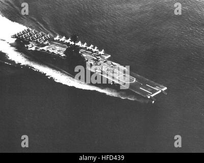 Vue aérienne de l'USS Intrepid (CV-11) en cours en 1966 Banque D'Images