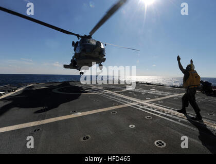 120128-N-PK218-004 OCÉAN ATLANTIQUE (janvier 1985). 28, 2012) Maître de Manœuvre 3 classe Christopher A. signaux rosée les pilotes d'un SH-60B Sea Hawk à décoller de l'cruiser lance-missiles USS Vicksburg (CG 69). Vicksburg fait partie de groupe d'entreprise, qui est en cours la réalisation d'une unité de formation composite de l'exercice. (US Navy photo par la communication de masse 3e classe Spécialiste Nick C. Scott/libérés) SH-60B Seahawk hélicoptère atterrit sur porte-avions Banque D'Images