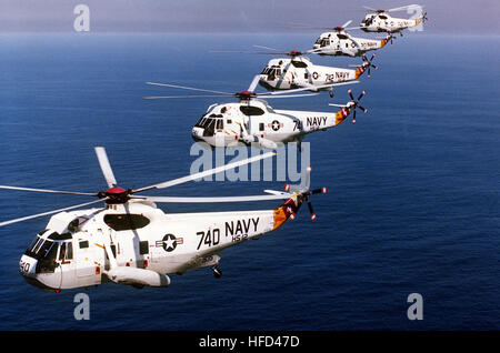 Air-air à vue côté gauche de 5 SH-3 Sea King des hélicoptères anti-sous-marine à partir d'hélicoptères de l'Escadron anti-sous-marines (12) HS-12 volant en formation. SH3H15 1995 CVW HS15 Banque D'Images