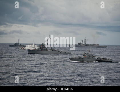 120708-N-HI414-081 Mer de Célèbes (8 juillet 2012) La marine philippine de patrouille côtière Salvador Abcede BRP (PG 114), la corvette BRP Miguel Malvar (PS 19), le patrouilleur des garde-côtes philippins PCG Pampanga (SARV 003), BRP IloIlo (PS 32) la Marine américaine frégate lance-missiles USS Vandegrift (FFG 48) et la U.S. Coast Guard Cutter USCGC Waesche (WMSL 751) sont en cours int eh Mer de Célèbes lors de la conclusion de la phase en mer de la coopération de l'état de préparation et de formation à flot (CARAT) Philippines 2012. CARAT est une série d'exercices militaires bilatéraux entre la Marine américaine et les forces armées de B Banque D'Images