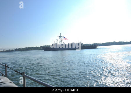 L'homme les marins à bord des rails de la classe Oliver Hazard Perry USS frégate (FFG) 45 DeWert à mesure que le navire quitte le port de Montréal après une visite. DeWert, cyclone-classe des patrouilles côtières, le USS Ouragan (PC 3) et Canadian frégate de classe Halifax NCSM Ville de Québec (FFH 332) visiter villes en Amérique et au Canada pour commémorer le bicentenaire de la guerre de 1812. (U.S. Photo par marine Spécialiste de la communication de masse 2e classe Tony D. Curtis) Navires de commémorer la guerre de 1812 120803-N-YZ751-018 Banque D'Images