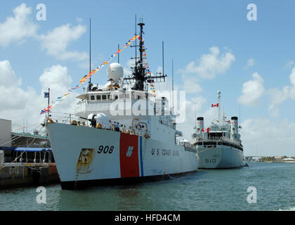 La U.S. Coast Guard Cutter endurance moyenne USCGC Tahoma est mouillée à côté de la jetée avec le pétrolier ravitailleur NCSM Preserver pour Fleet Week 2009 Port Everglades. D'autres navires participant à la Semaine de la flotte sont les Los Angeles-classe sous-marin d'attaque USS Toledo, la classe Arleigh Burke destroyer lance-missiles USS Forrest Sherman et l'île de Whidbey-class amphibious landing ship dock USS Ashland. Plus de 1 000 marins, marines et gardes côte participent à un certain nombre d'activités communautaires de sensibilisation, 27 avril au 2 mai, et profiter de l'hospitalité et du tourisme Banque D'Images