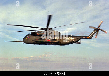 D'un avion à la vue du côté gauche d'un escadron d'hélicoptères de la lutte contre les mines (12) HM-12 Sea Stallion RH-53D'hélicoptère en vol sur le cap Hatteras, Va. Sikorsky RH-53D en vol en 1982 Banque D'Images