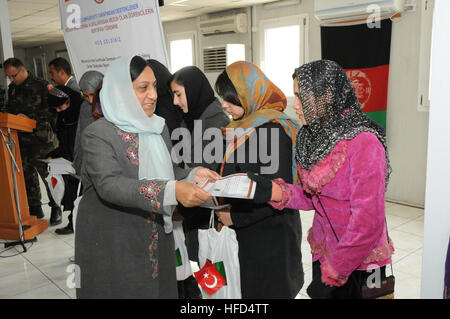 L'adjoint de Kaboul Ministre des affaires féminines, Encume Naimi, présente une jeune fille afghane avec un certificat d'études pour la formation professionnelle et programme de certificat de langue turque. Le programme enseigne class dans de nombreux domaines, y compris les opérations de l'ordinateur, la menuiserie, et de l'agriculture. (Photo de la FIAS par MCC Jason Carter) Afghans reçoivent de nouvelles compétences 371654 Banque D'Images