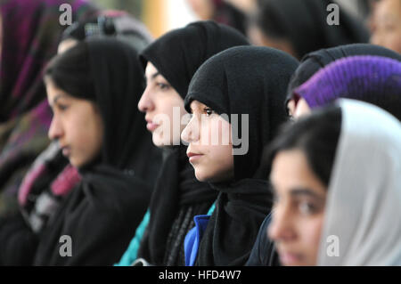 Les jeunes filles afghanes attendre pour recevoir leur certificat lors d'une obtention du diplôme pour la formation professionnelle et programme de certificat de langue turque. Le programme enseigne class dans de nombreux domaines, y compris les opérations de l'ordinateur, la menuiserie, et de l'agriculture. (Photo de la FIAS par MCC Jason Carter) Afghans reçoivent de nouvelles compétences 371655 Banque D'Images