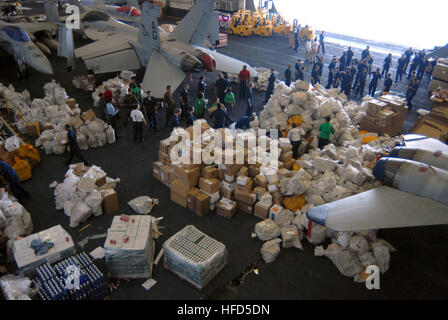 Les marins à bord du porte-avions USS Dwight D. Eisenhower trient 32 000 livres de courrier lors d'un réapprovisionnement en mer alors que le Eisenhower Carrier Strike Group est en cours. Le déploiement appuie les forces déployées à l'avant, les opérations de sécurité maritime et les opérations navales dans les eaux internationales. Banque D'Images
