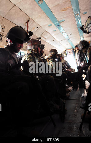 100310-N-6031Q-007 KABOUL, AFGHANISTAN Ð commandos afghans remplir la cabine d'un hélicoptère de transport MI-17 lors d'une agression de l'air dans les régions périphériques de Kaboul le 10 mars 2010. L'air assault est la deuxième mission coordonnée par l'aviation de l'Armée nationale afghane avec les commandos, mais la première agression combinée avec l'hélicoptère CH-47 Chinook américain. Le but de l'agression était de perturber les activités des insurgés et d'apporter la stabilité à la population et de la région. (US Navy photo de Mass Communication Specialist 2e classe David Quillen/ libéré). Les commandos afghans remplir la cabine d'un Banque D'Images