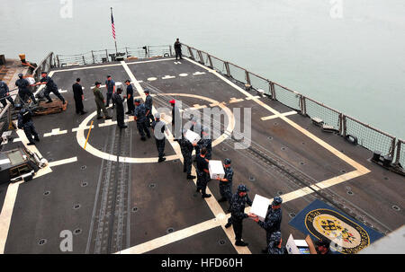 Marins dans un groupe de travail a faire sur les magasins pour réapprovisionner la classe Oliver Hazard Perry frégate lance-missiles USS Underwood après avoir tiré dans le port de Callao, au Pérou, au cours de UNITAS pacifique. Underwood est représentant la Marine américaine au cours d'UNITAS CIP et est déployée à l'Amérique centrale et du Sud et Caraïbes Mers du Sud 2012 à l'appui. (U.S. Photo par marine Spécialiste de la communication de masse Seaman Frank J. Pikul) Southern Seas 120524-N-ZE938-185 Banque D'Images