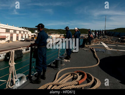 Les marins américains homme les rails sur le gaillard comme frégate lance-missiles USS Underwood (FFG 36) part de la base navale américaine de Guantanamo, Cuba, le 19 juillet 2012. Underwood a été déployé en Amérique centrale et du Sud et Caraïbes à l'appui de Southern Seas 2012. Southern Seas est un U.S. Southern Command-dirigé l'opération visant à renforcer les relations avec les pays partenaires et d'améliorer l'état de préparation opérationnelle pour toutes les unités. (U.S. Photo par marine Spécialiste de la communication de masse 2e classe Stuart Phillips) Southern Seas 2012 120719-N-NL541-014 Banque D'Images