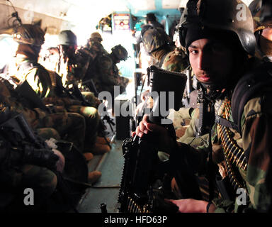 100310-N-6031Q-009 KABOUL, AFGHANISTAN Ð commandos afghans remplir la cabine d'un hélicoptère de transport MI-17 lors d'une agression de l'air dans les régions périphériques de Kaboul le 10 mars 2010. L'air assault est la deuxième mission coordonnée par l'aviation de l'Armée nationale afghane avec les commandos, mais la première agression combinée avec l'hélicoptère CH-47 Chinook américain. Le but de l'agression était de perturber les activités des insurgés et d'apporter la stabilité à la population et de la région. (US Navy photo de Mass Communication Specialist 2e classe David Quillen/ libéré). Les Commandos afghans en voyage (50 Broyeur Banque D'Images