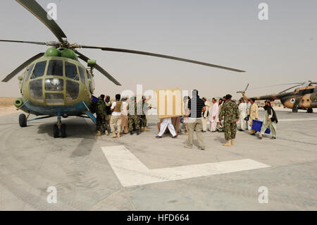 PROVINCE DE ZABUL, Afghanistan (sept. 15, 2010) - les fonctionnaires électoraux afghans se lancer et charger un hélicoptère MI-17 avec des bulletins de vote et des isoloirs portatifs. L'escadre aérienne de Kandahar basé à l'aérodrome de Kandahar est la livraison et le transport des bulletins de vote à des endroits qui sont trop dangereuses ou à distance pour le transport au sol jours avant les élections parlementaires du 18 septembre. (U.S. Photo par marine Spécialiste de la communication de masse 2e classe Ernesto Hernandez Fonte/libérés) responsables des élections afghanes se lancer et charger un hélicoptère MI-17 avec bulletins de vote (5007605018) Banque D'Images