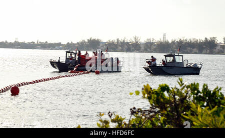 140312-N-YB753-092 KEY WEST, Floride (12 mars 2014) marins et civils affectés à la base aéronavale de Key West Port Operations Department et le moral, le bien-être et loisirs's in Sigsbee Marina déployer un barrage flottant de lors d'une installation de forage formation réponse à la clé Key West's Fleming. NAS - Key West est un établissement de pointe pour les combats air-air des avions de tous les services militaires et fournit un soutien aux pierside navires de guerre américains et étrangers. U.S. Navy photo by Mass Communication Specialist 2e classe Brian Morales/ Déversement Parution 140312 perceuse-N-YB753-092 Banque D'Images